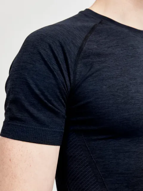 1911678-999000_CORE Dry Active Comfort SS M_Closeup3.jpg